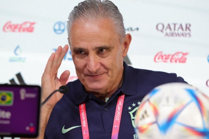 Tite diz que Alex Sandro não deve jogar contra a Croácia