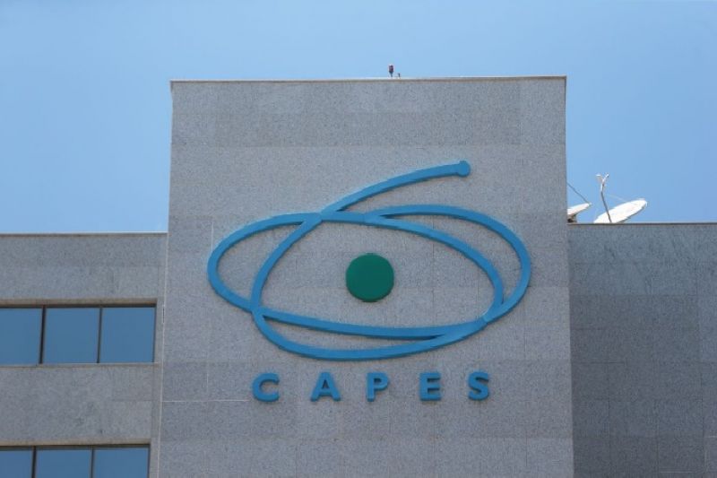 Ministro anuncia repasse de R$ 460 milhões ao MEC para pagamento de bolsas da Capes