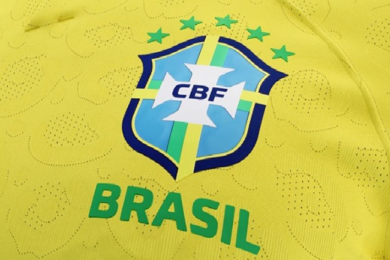Conmebol sugere que CBF substitua as cinco estrelas por três corações para homenagear Pelé