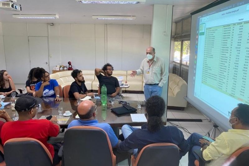 Reitor da Ufal recebe representações estudantis para debater os cortes no orçamento