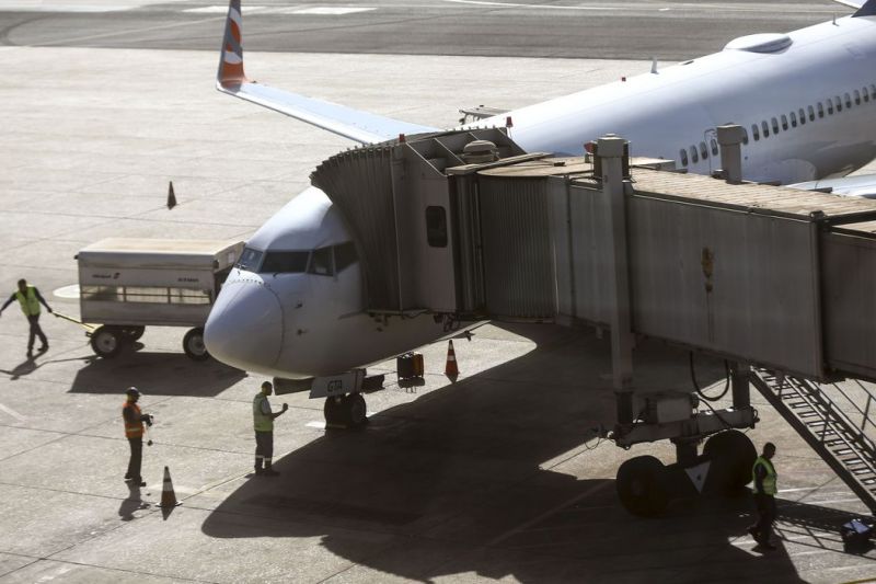 Pilotos e comissários de voo decretam greve para esta segunda-feira