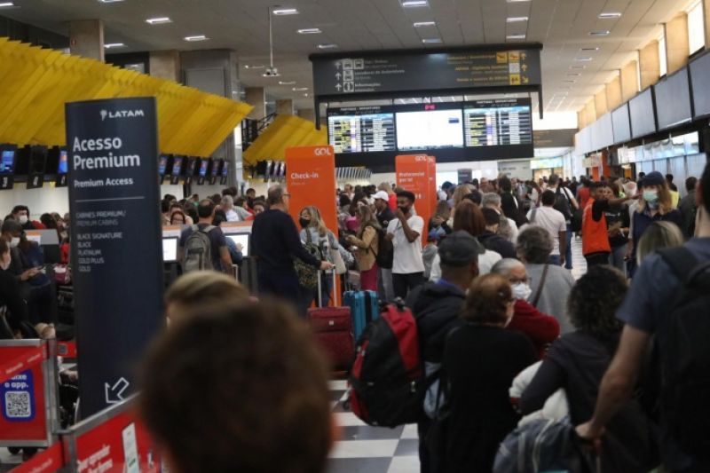 Greve dos aeronautas entra no terceiro dia sem negociação entre sindicato e empresas