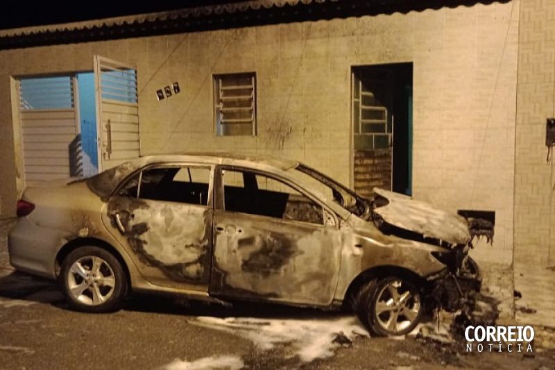 Incêndio deixa carro totalmente destruído durante a madrugada em Delmiro Gouveia