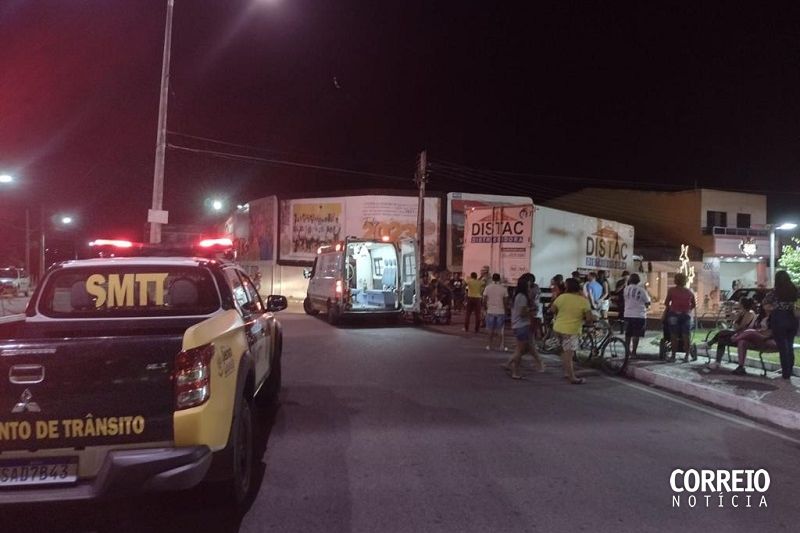 Motociclista perde controle, cai no chão e é atingido por caminhão em Delmiro Gouveia