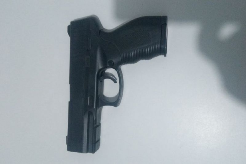 Homem é preso em flagrante com simulacro de arma de fogo em Carneiros