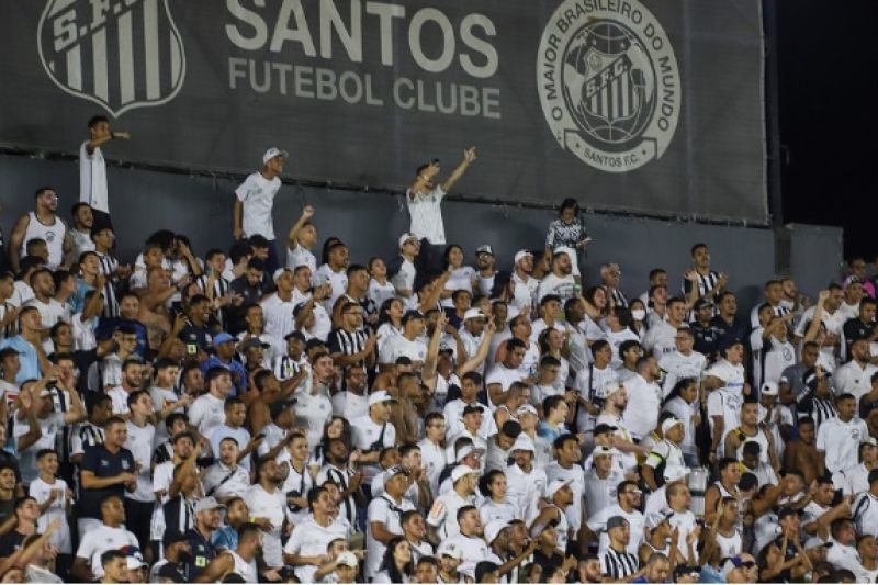 Torcida organizada do Santos protesta após início ruim no Paulistão