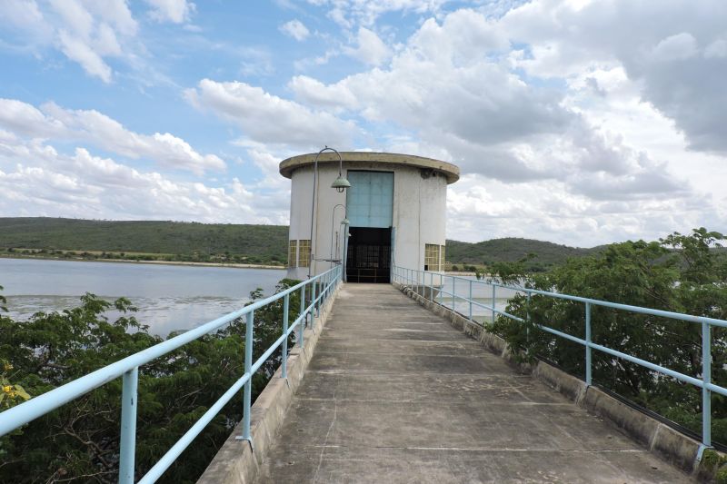 Casal trabalha para concluir manutenção do Sistema Coletivo da Bacia Leiteira
