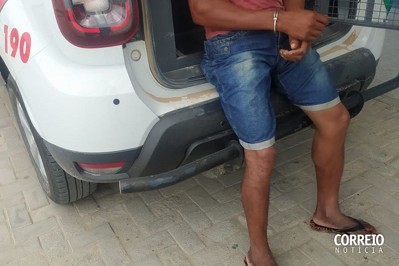 Homem armado tenta se esconder ao ver viatura policial na rua e acaba preso em Pariconha