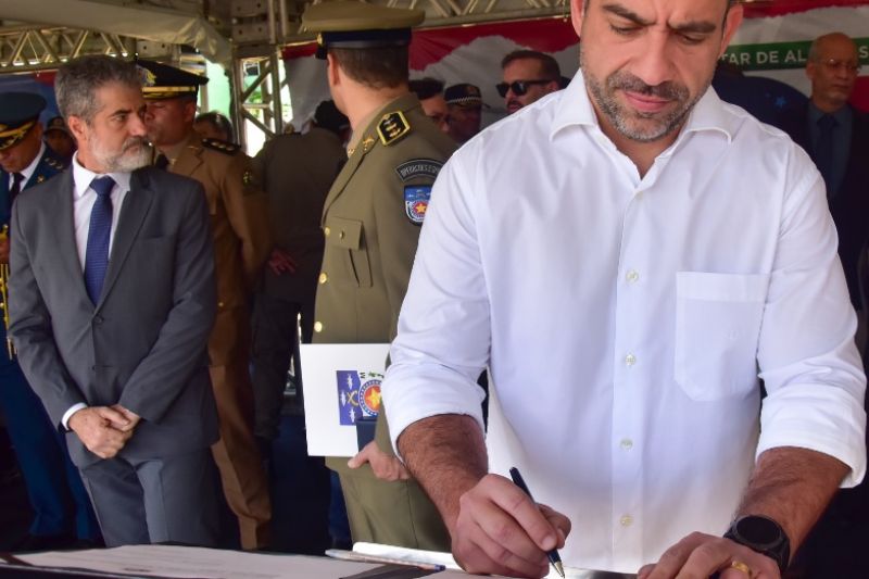No aniversário da PM, Paulo Dantas assina decreto que autoriza militares lavrar TCO