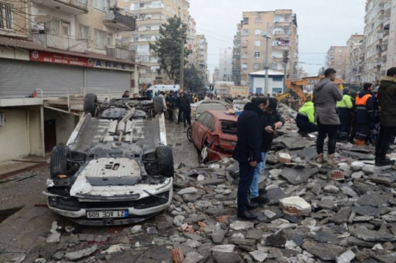 Terremoto deixa mais de 1.900 mortos e milhares de feridos na Turquia e na Síria