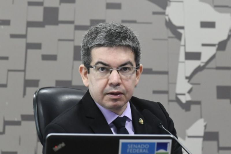 Flávio Bolsonaro denuncia Randolfe ao Conselho de Ética por tirar celular de youtuber