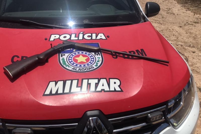 Homem leva carreira da polícia, abandona arma de fogo e foge em Olho D’agua do Casado