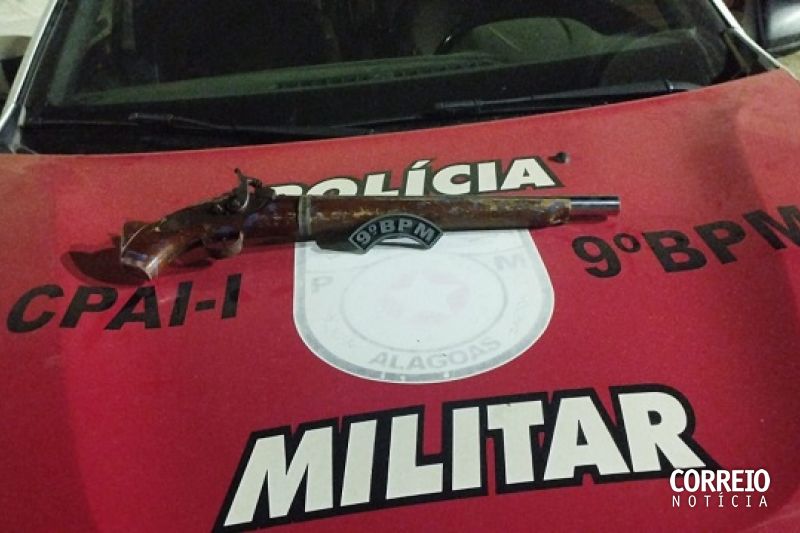 Após denúncia, polícia faz abordagem em bar de Água Branca e encontra espingarda em muro