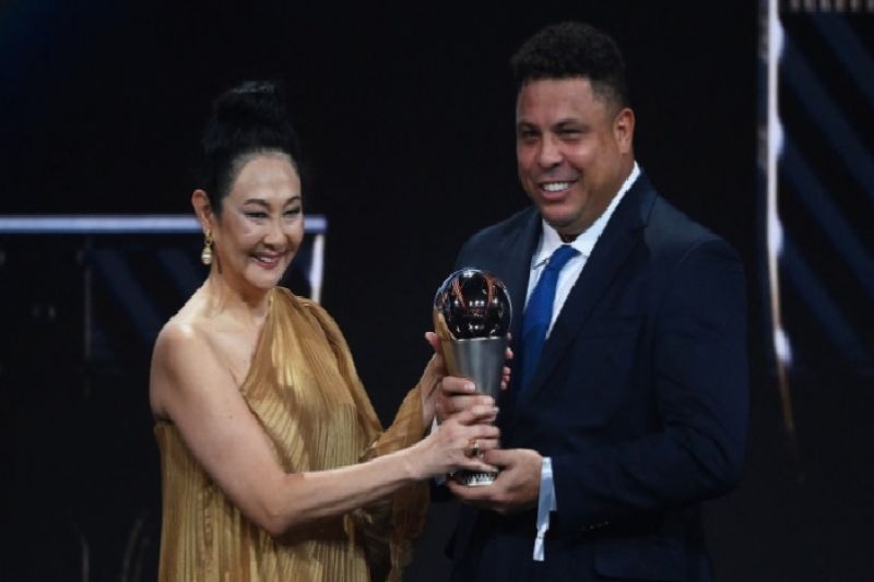 Pelé é homenageado com troféu em premiação da Fifa