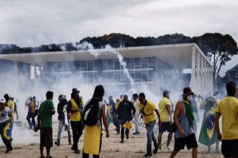 Alexandre de Moraes manda soltar 102 presos após ataques do dia 8 de janeiro