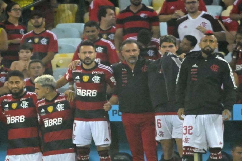 Elenco do Flamengo dá respaldo a Vítor Pereira