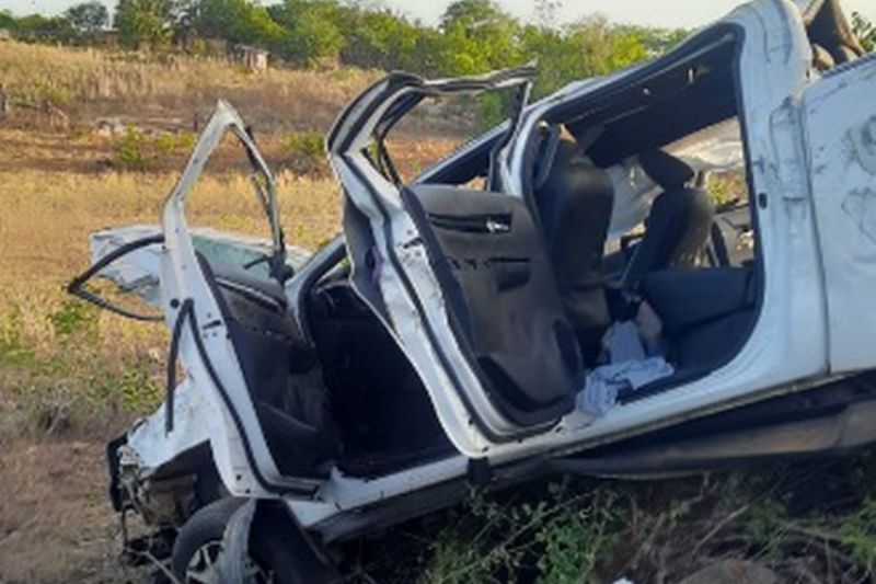 Capotamento de caminhonete deixa quatro pessoas feridas em trecho da BR-423 em Canapi