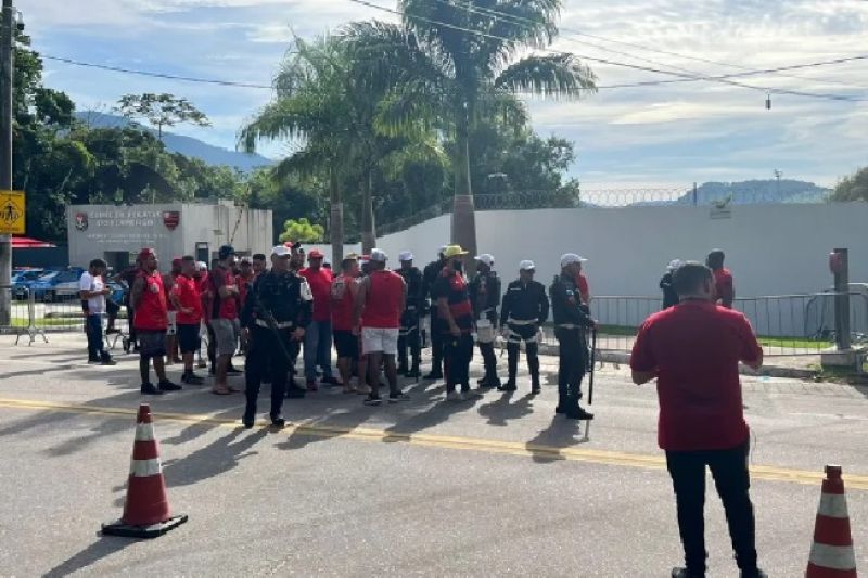 Flamengo tem treino com segurança reforçada e torcedores na porta do CT