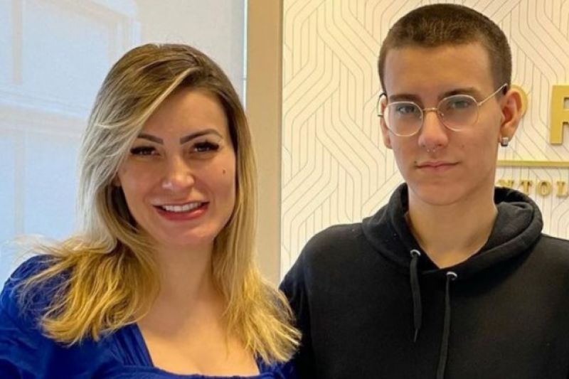 Filho de Andressa Urach expõe o que pensa sobre a mãe voltar à prostituição