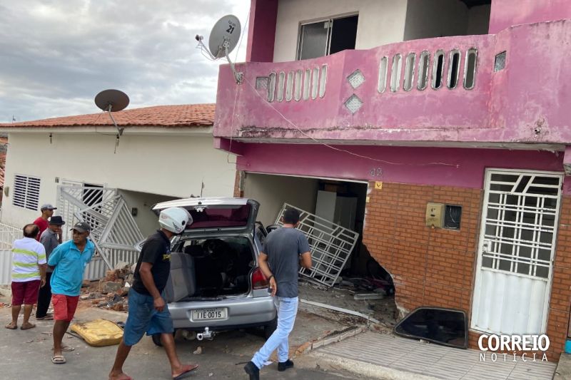 Motorista perde controle da direção de carro e atinge duas residências em Mata Grande