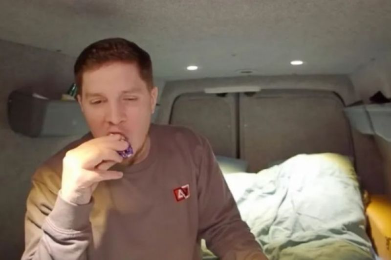 Homem engole R$ 56 mil ao comer por engano ovo de páscoa premiado