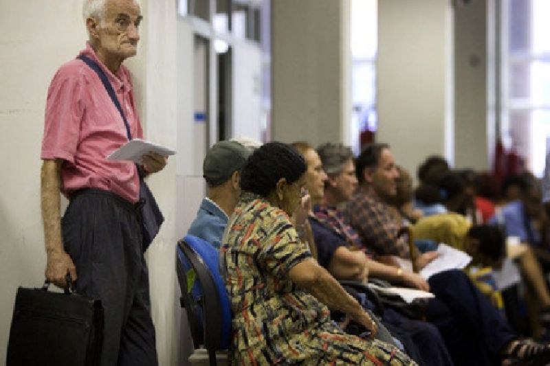 Suspensão de crédito consignado de aposentados mostra que não se baixam juros na marra