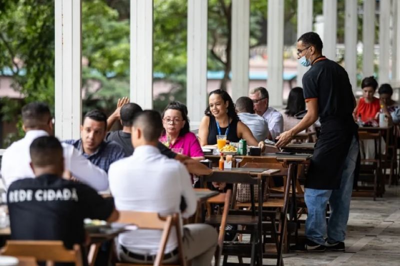 Brasileiros gastaram R$ 216 bi para comer fora em 2022, diz estudo