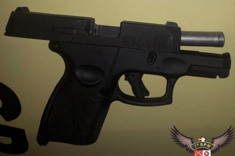 Homem perde porte de arma de fogo porque estava bebendo com pistola na cintura em Batalha