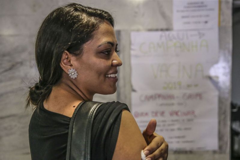 Campanha de vacinação contra gripe começa em todo o país