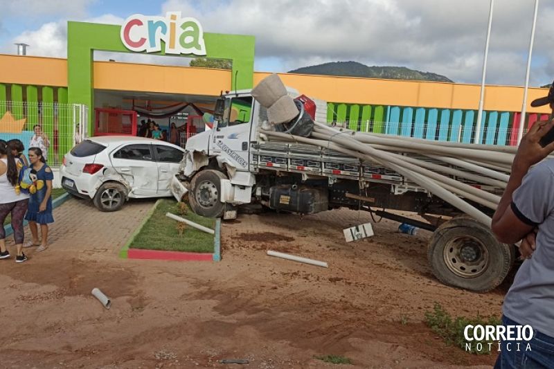 Caminhão desgovernado atinge carro e frente de creche a margem de rodovia em Inhapi