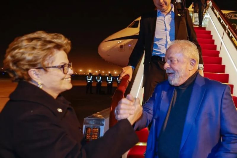 Lula chega à China e é recebido por Dilma em Xangai