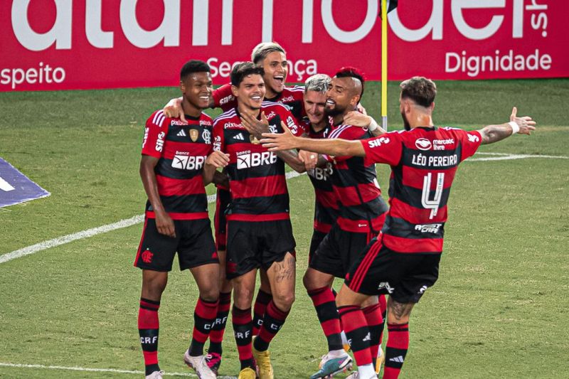 Flamengo espanta má fase e vence Coritiba na estreia do Brasileirão