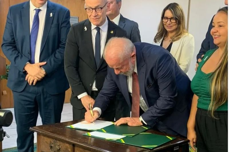 Presidente assina projeto de lei para viabilizar piso nacional da enfermagem