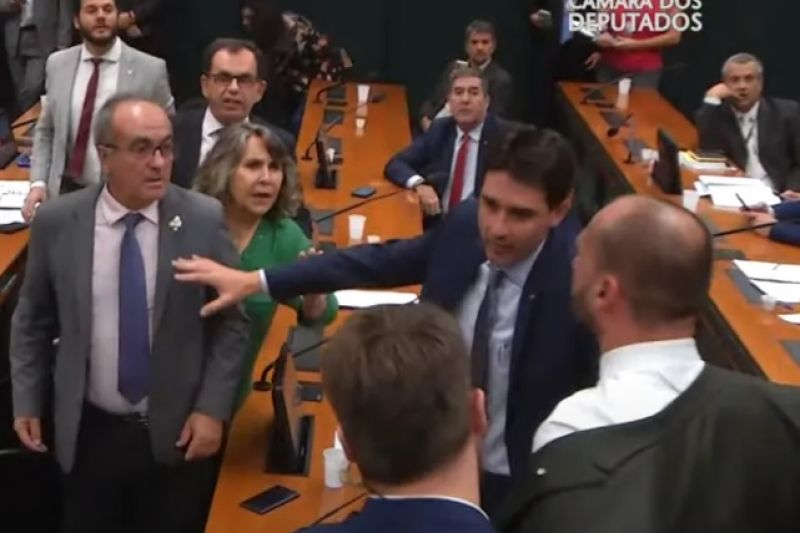 Eduardo Bolsonaro e deputado do PT brigam em reunião na Câmara
