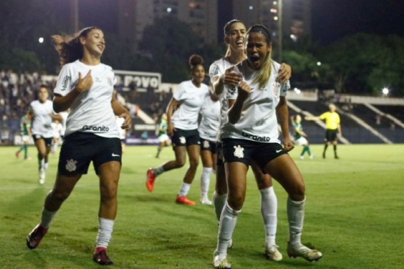 Jogadoras do Corinthians protestam contra contratação de Cuca