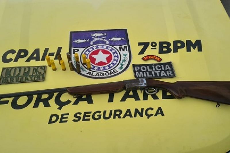 Polícia cumpre mandados e prende homem com espingarda e munição em Pão de Açúcar