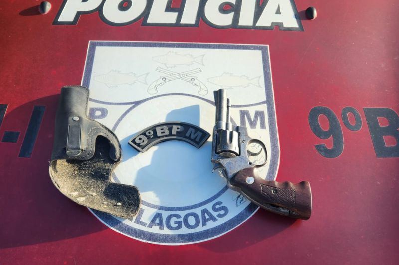 Piranhas: homem é preso com revólver e diz que foi pago para levá-lo para outra pessoa