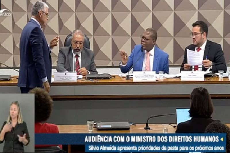 Vice-líder da oposição no Senado tenta entregar réplica de feto a ministro