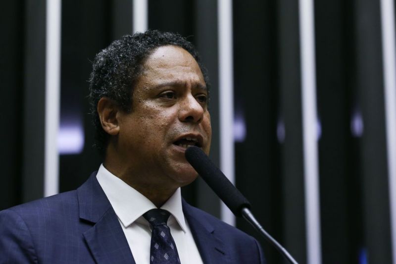 Relator protocola parecer do PL das Fake News