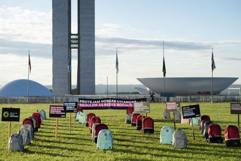 Ato no gramado do Congresso lembra vítimas de ataques em escolas