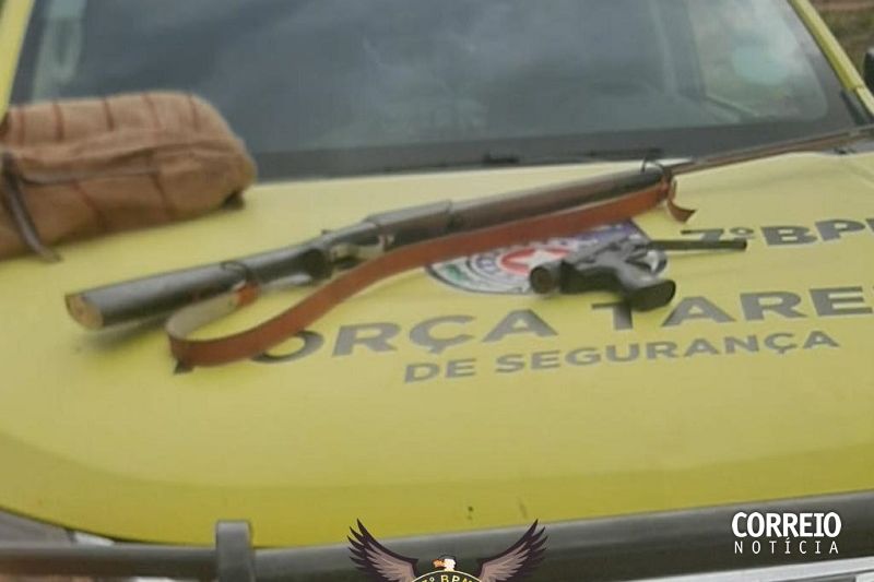 Homem esconde armas de fogo em curral, mas são apreendidas pela polícia em Maravilha