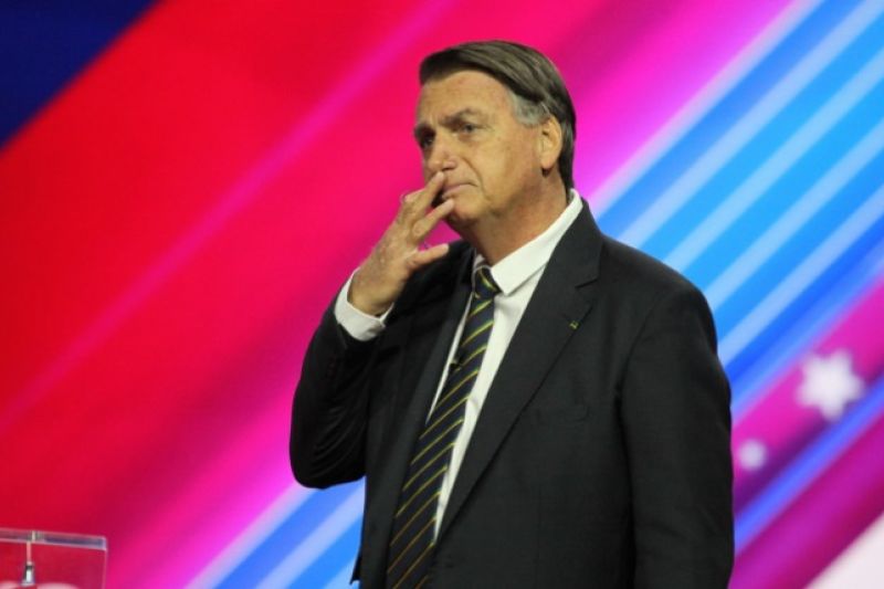 Bolsonaro nega alteração em cartão de vacina