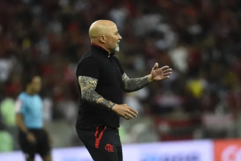 Jorge Sampaoli entra na Justiça contra Neto, que o acusou de racismo