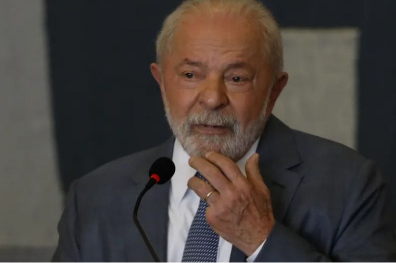 Equipe médica avalia cirurgia em Lula por dores no quadril