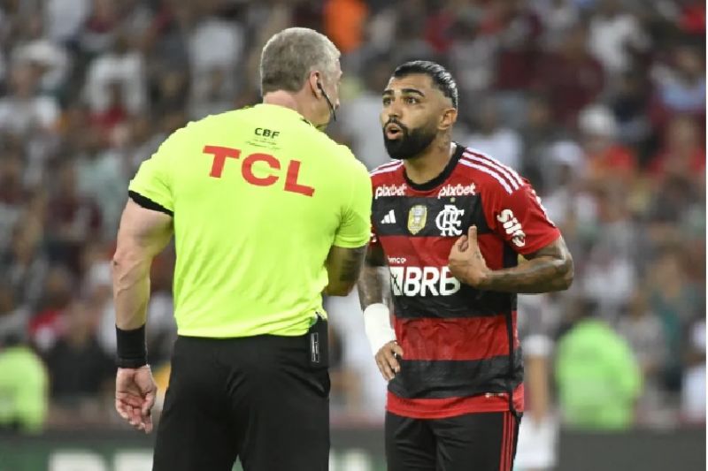 Flu x Fla: CBF divulga áudios do VAR da expulsão de Felipe Melo e pisão de Gabigol