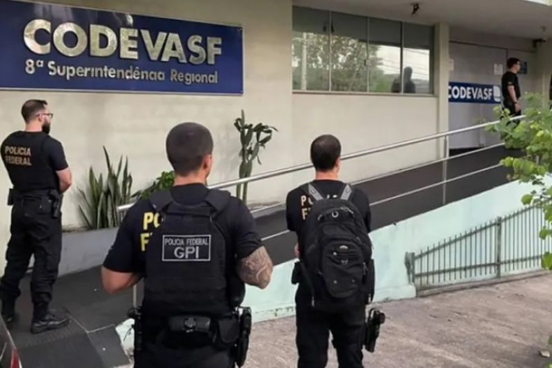 Além dos tratores, Codevasf distribuiu freezers, batedeiras e até máquinas de costura