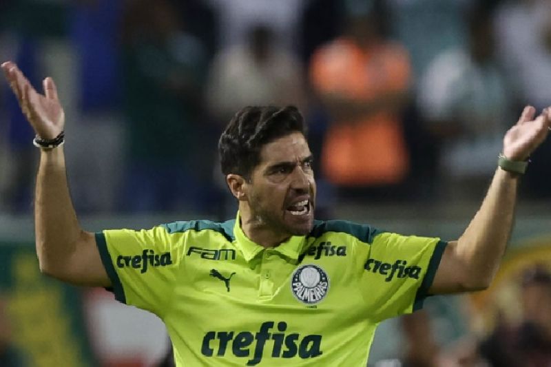 Abel Ferreira explica por que tomou celular de jornalista após empate com Atlético-MG