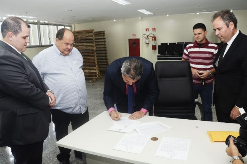 Sesau recebe doação de computadores e automóveis da Justiça Federal de Alagoas