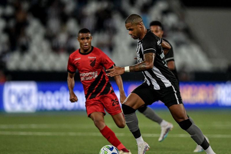 Com moral alto, Athletico-PR recebe Botafogo, líder do Brasileirão