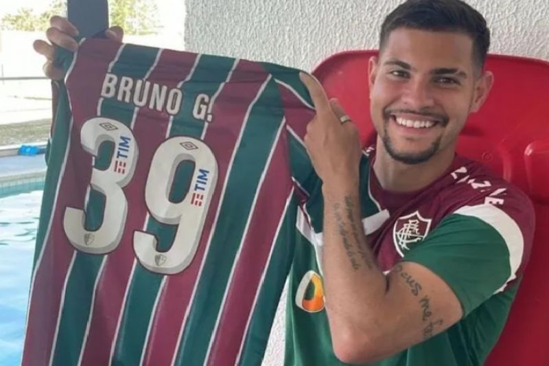 Bruno Guimarães treina no Fluminense e ganha camisa personalizada